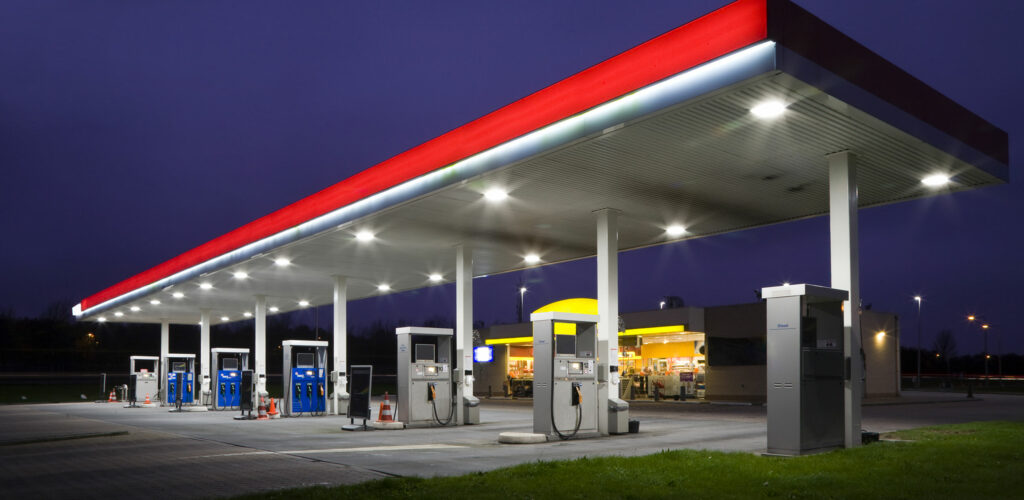 Distributeur automatique dans une station de service